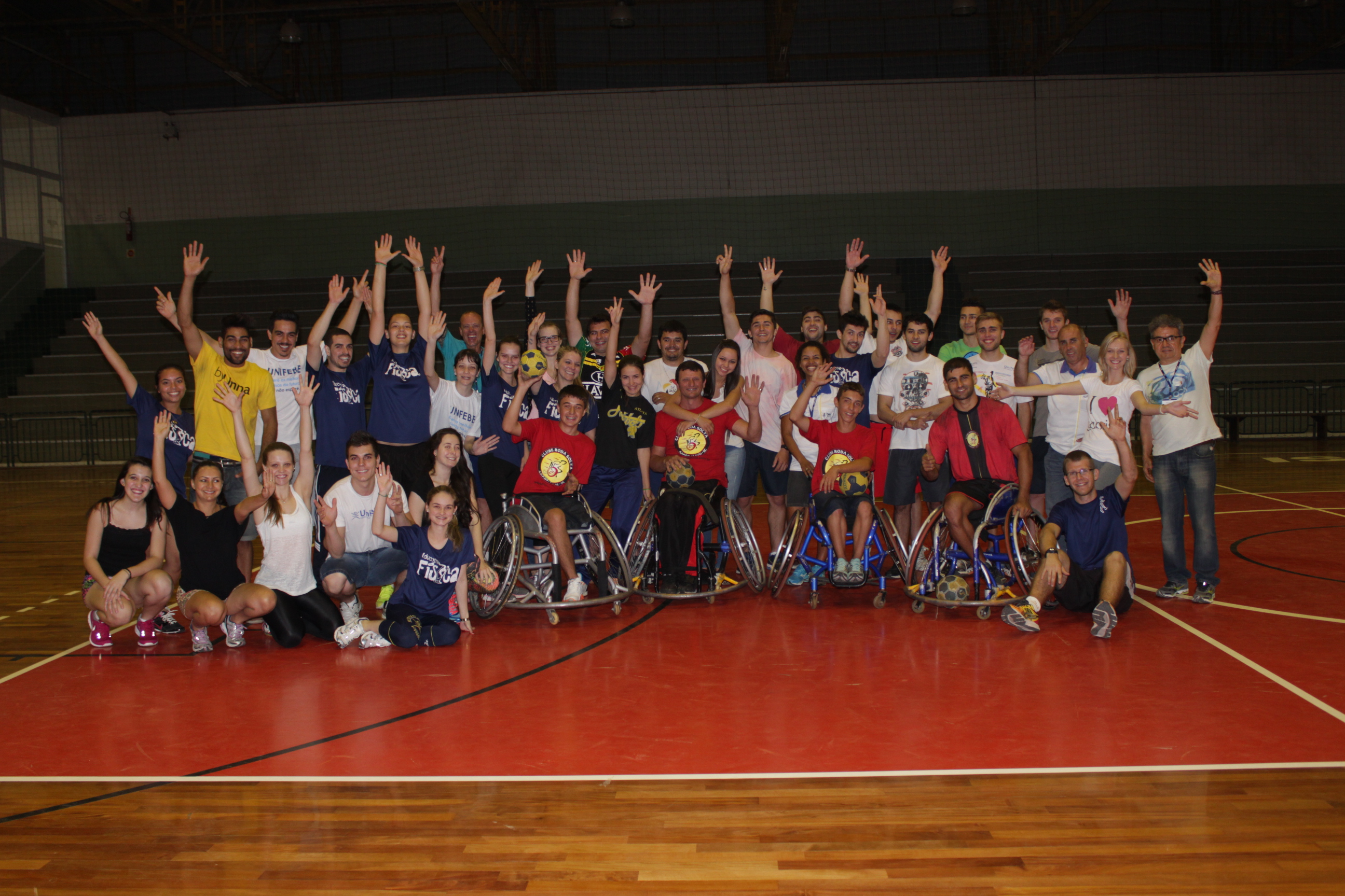 Turma de Educação Física participa de integração com equipe de handebol adaptado