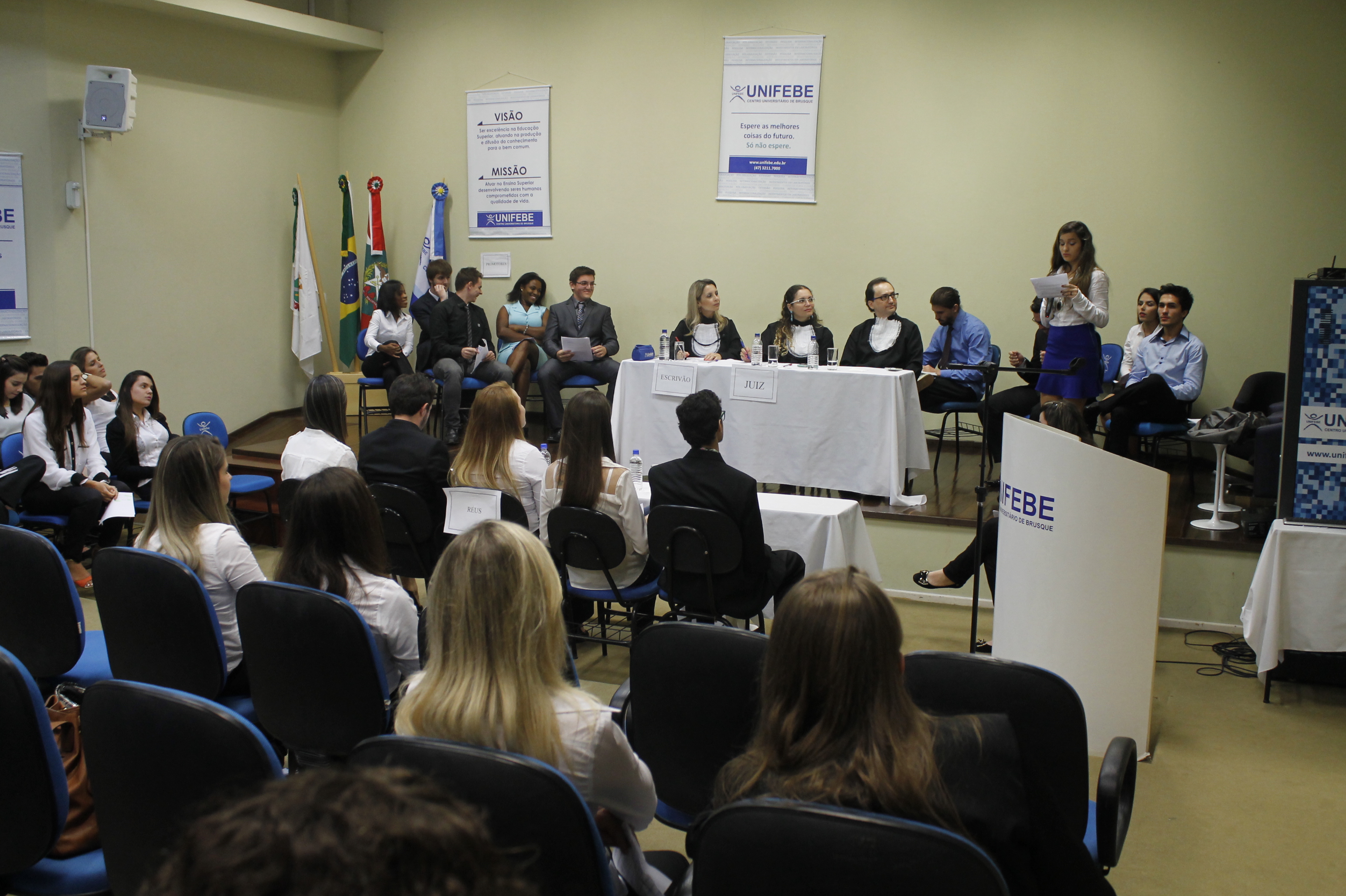 Calouros de Direito realizam júri simulado na UNIFEBE