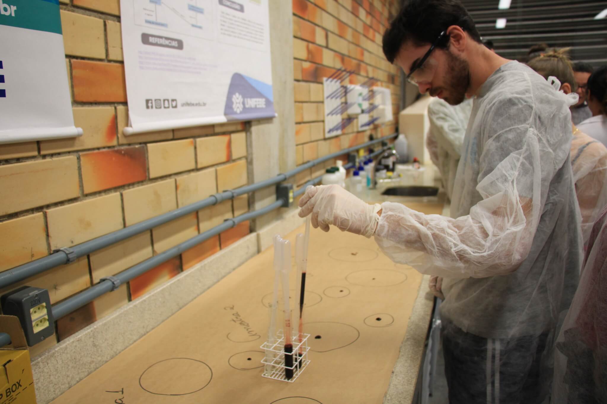 Inscrições abertas para realização de atividades no laboratório de Química