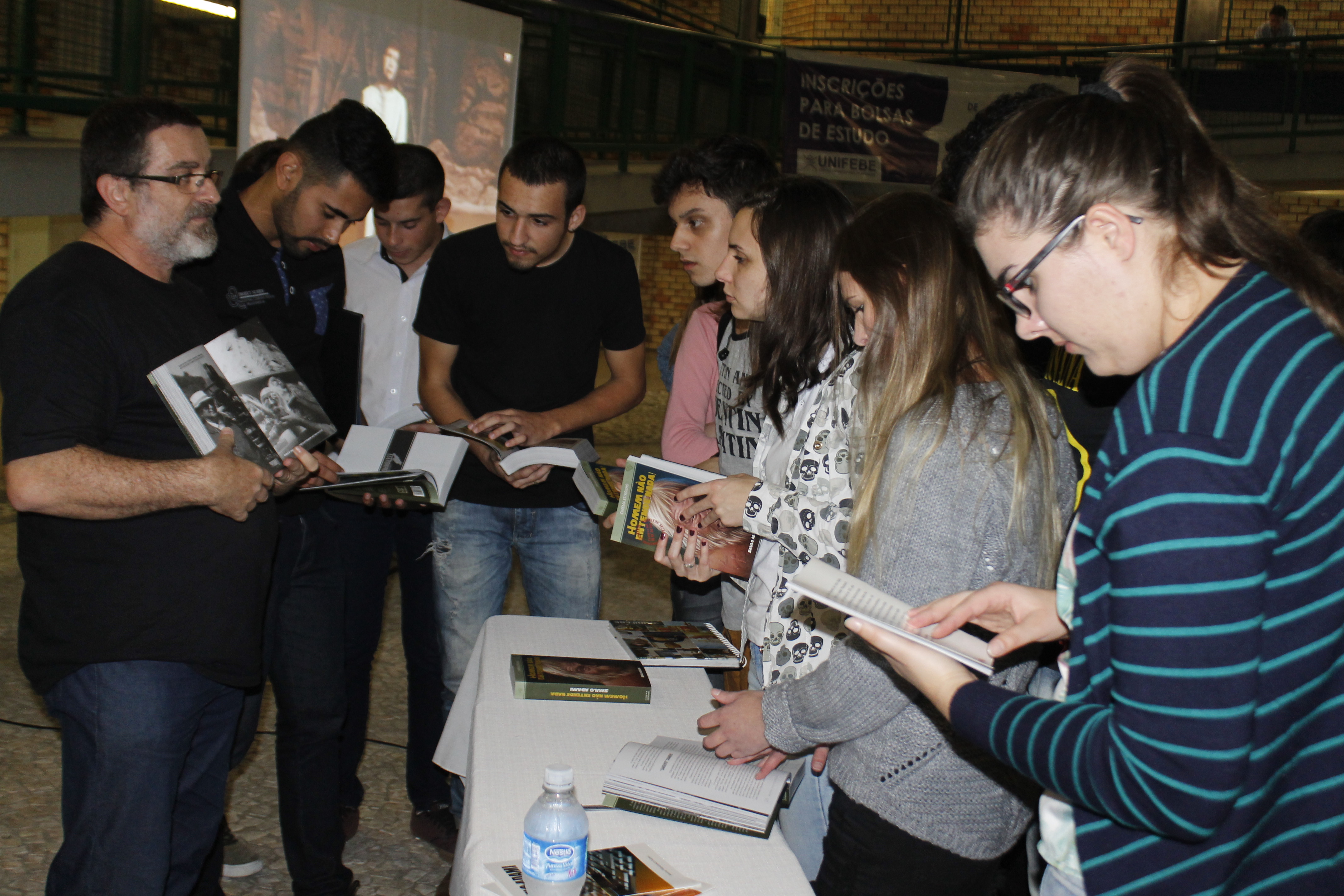 Saulo Adami lança 78º livro de sua carreira na UNIFEBE