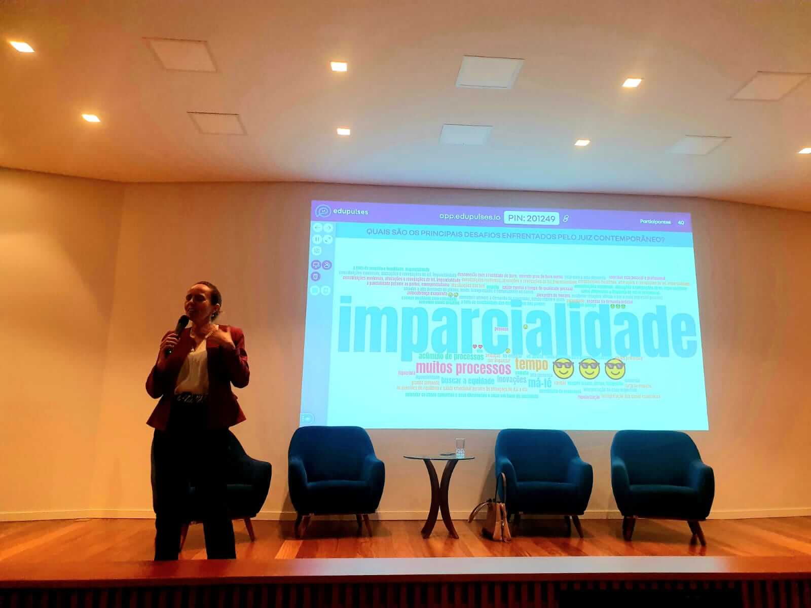 Magistrada de Blumenau palestra a acadêmicos de Direito da UNIFEBE