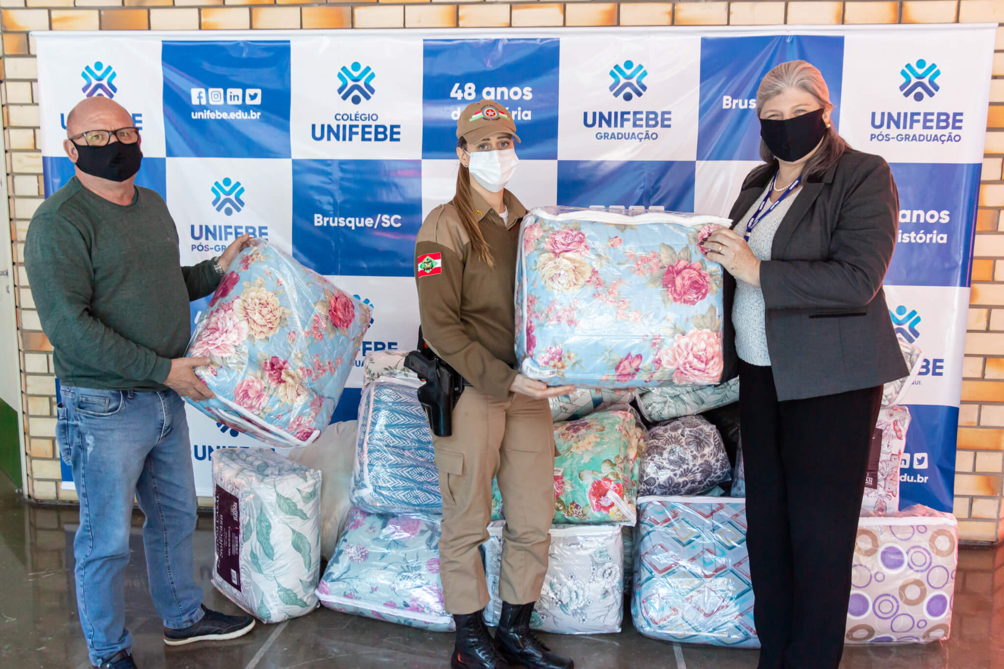 Mais de 40 cobertores são doados pela UNIFEBE para a Rede Laço de Voluntariado de Santa Catarina