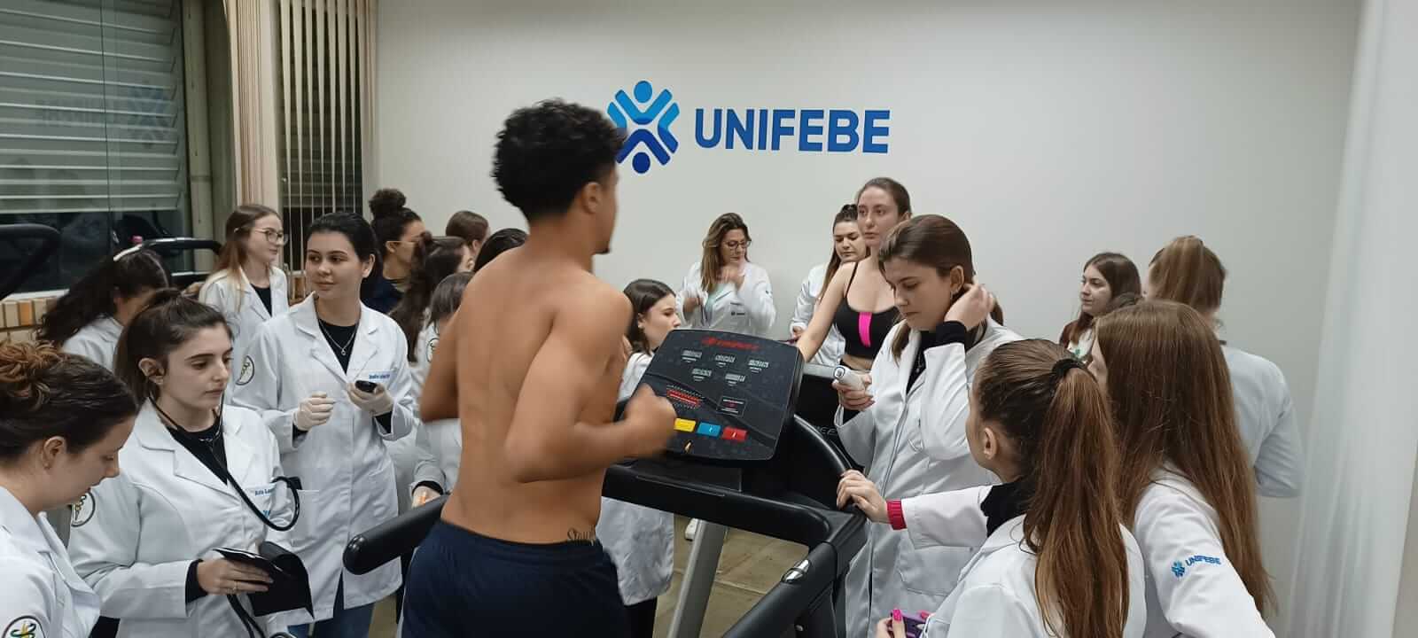 Aula prática de Fisioterapia analisa reações do corpo humano durante exercício físico de alta intensidade