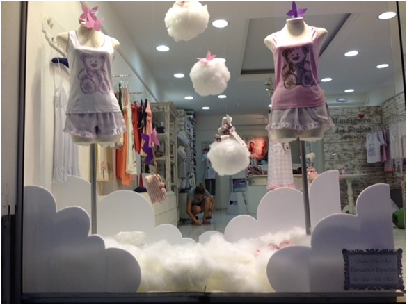 Curso de Design de Moda e Design Gráfico desenvolvem vitrines para lojistas da região