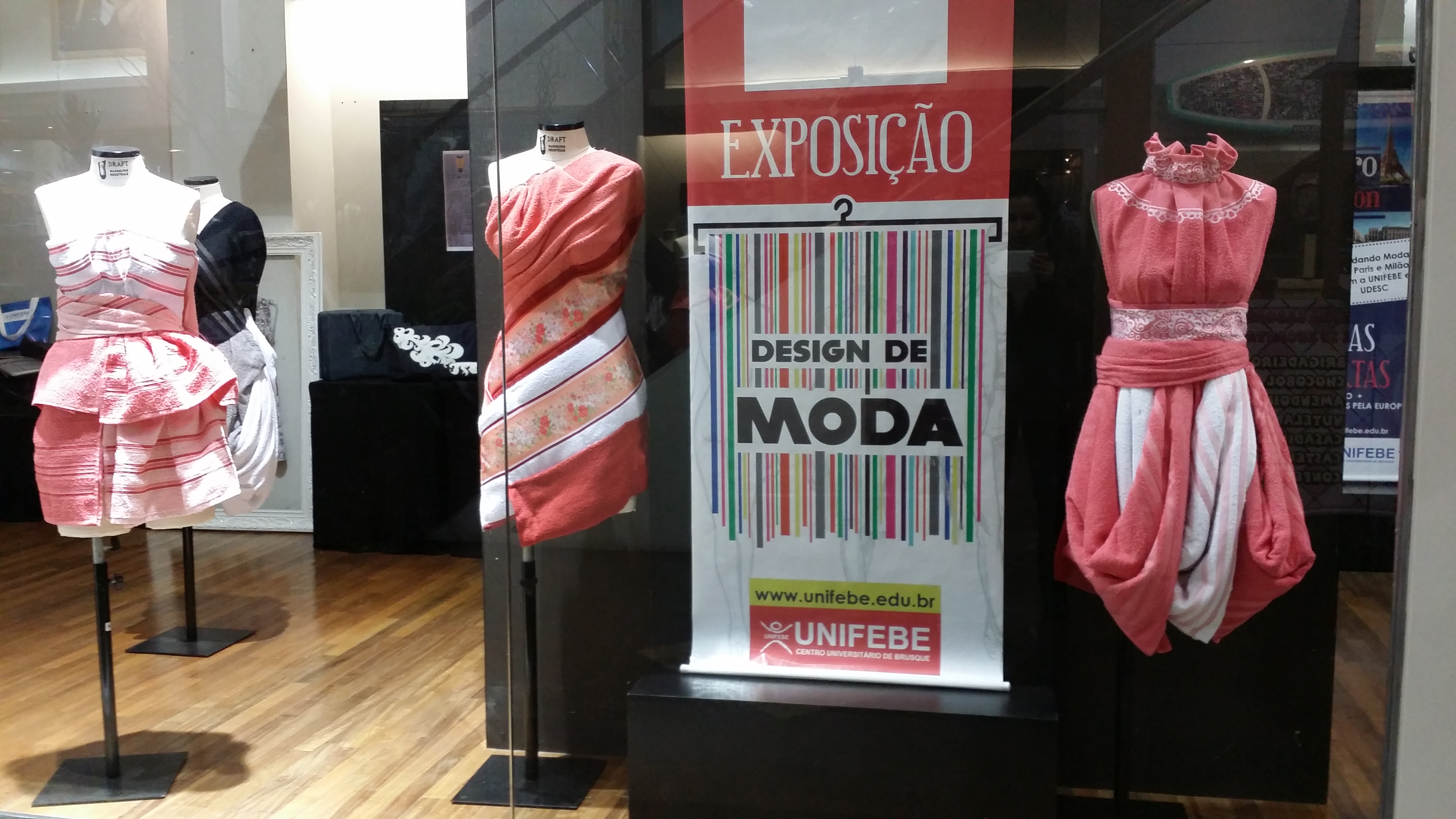 Curso de Moda da UNIFEBE expõe looks no Shopping Gracher