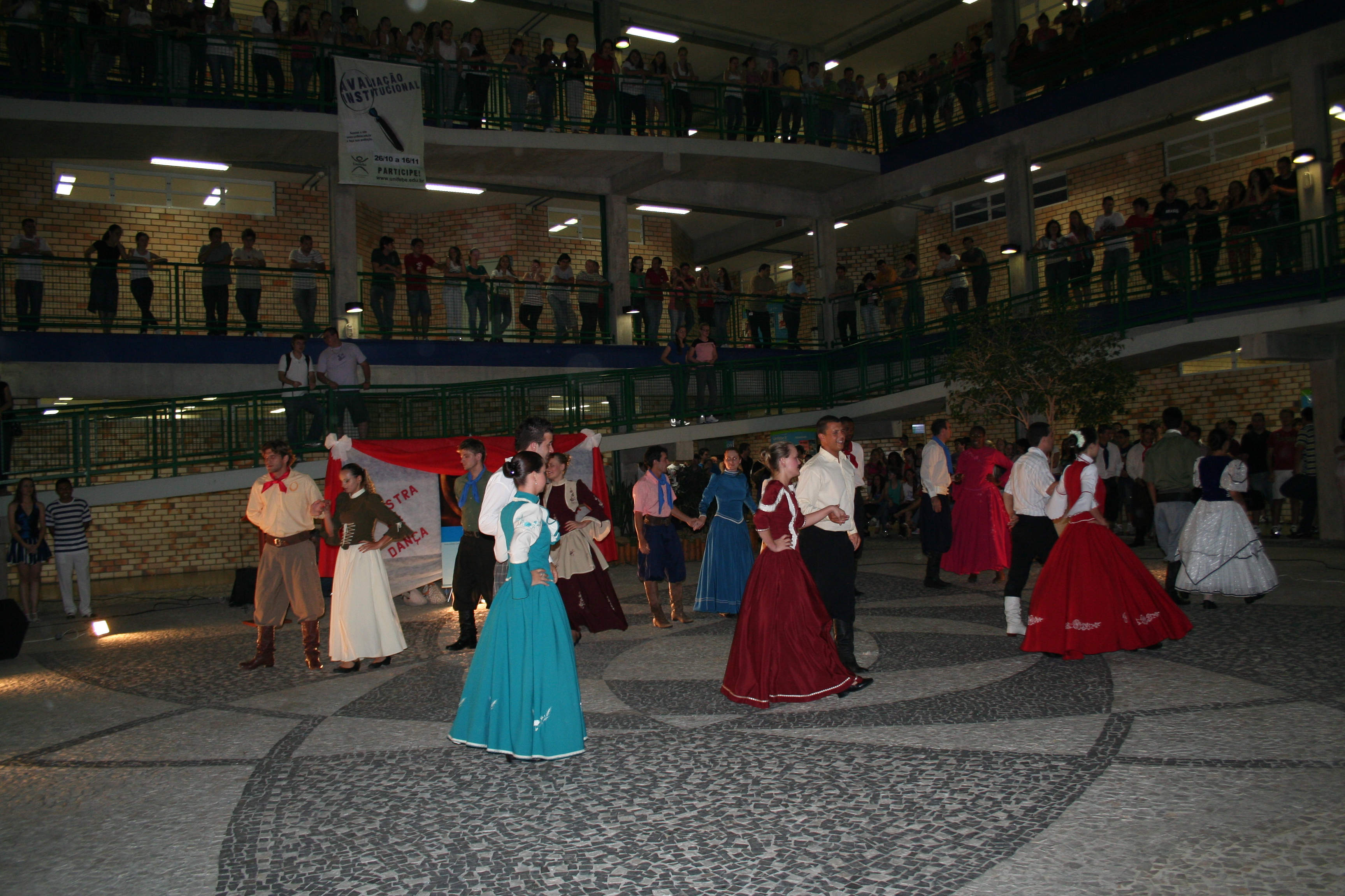 Comunidade acadêmica prestigia IV Mostra de Dança Folclórica