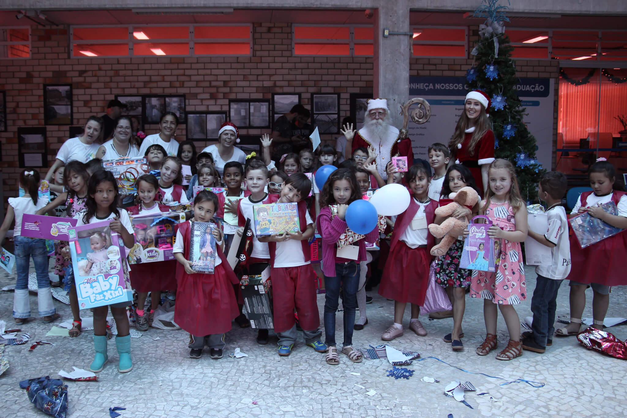 Troca de abraços e presentes marcam 16º Natal Solidário UNIFEBE