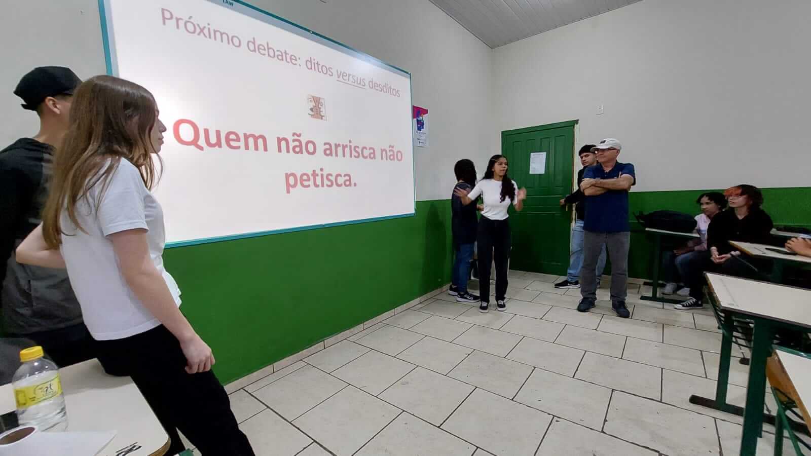 Alunos do Colégio UNIFEBE participam de bate-papo com r da área  científica - Centro Universitário de Brusque - UNIFEBE