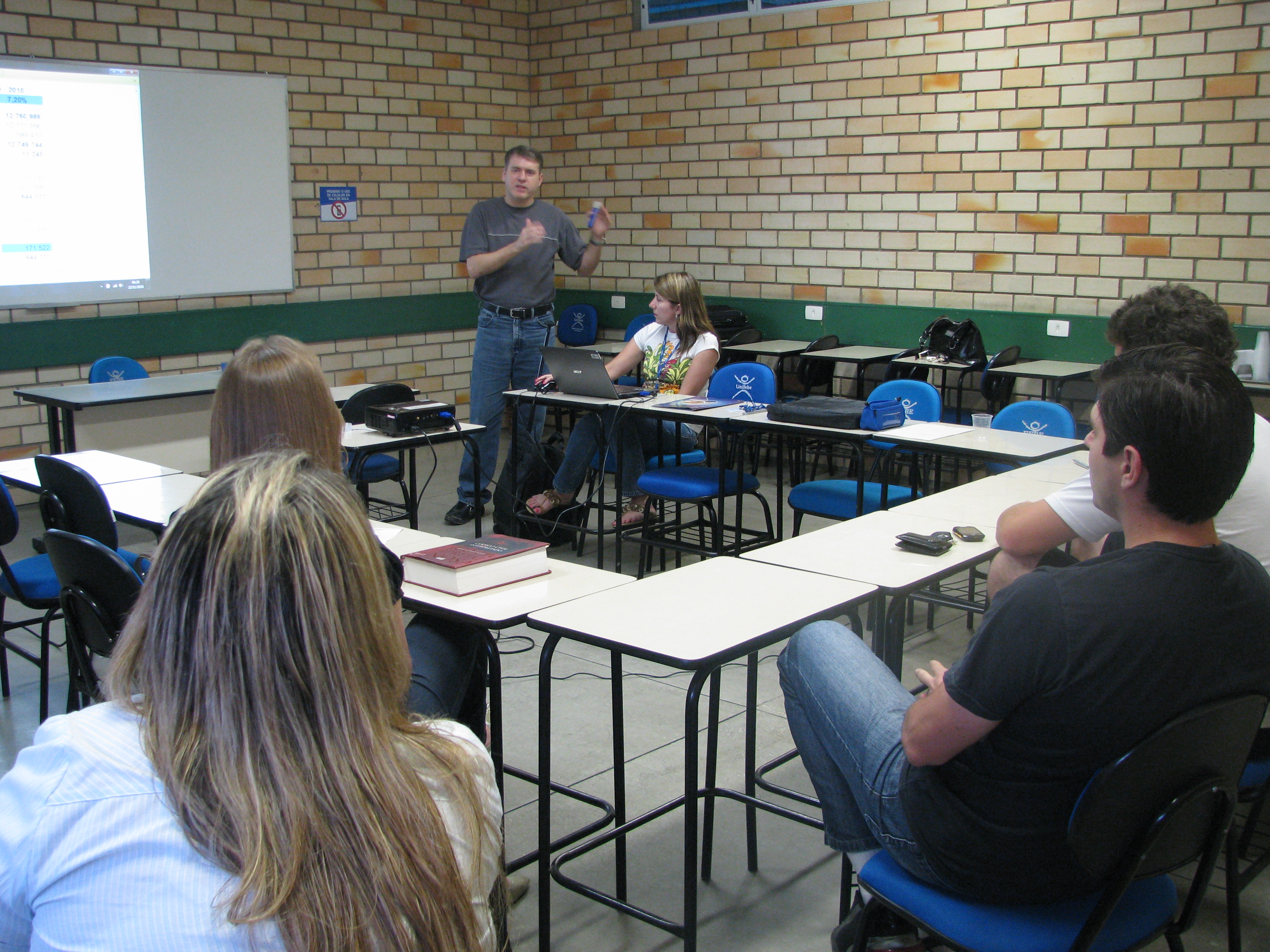 Acadêmicos participam de reunião sobre Orçamento 2011