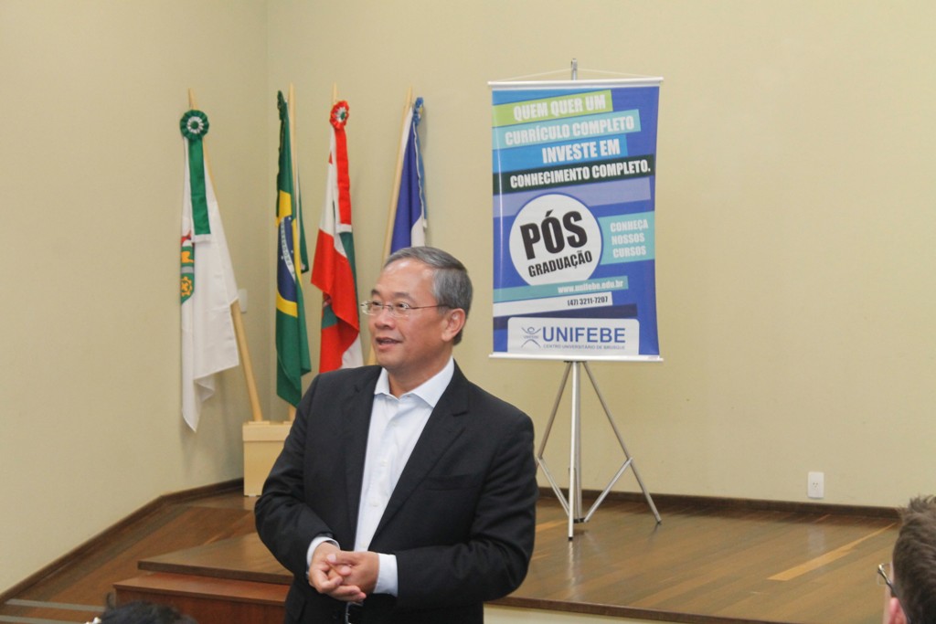 Otto Nogami ministra aula em curso da pós-graduação