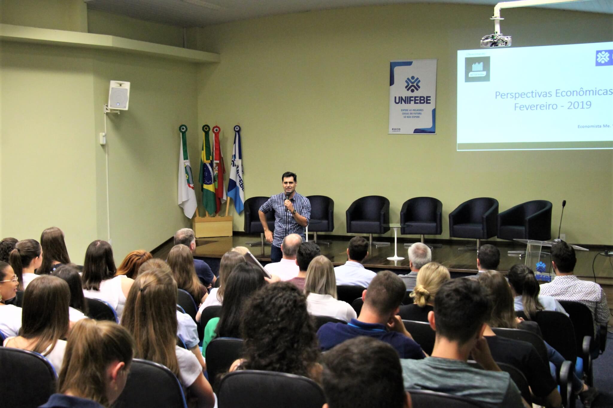 Palestra aborda perspectivas econômicas no Brasil