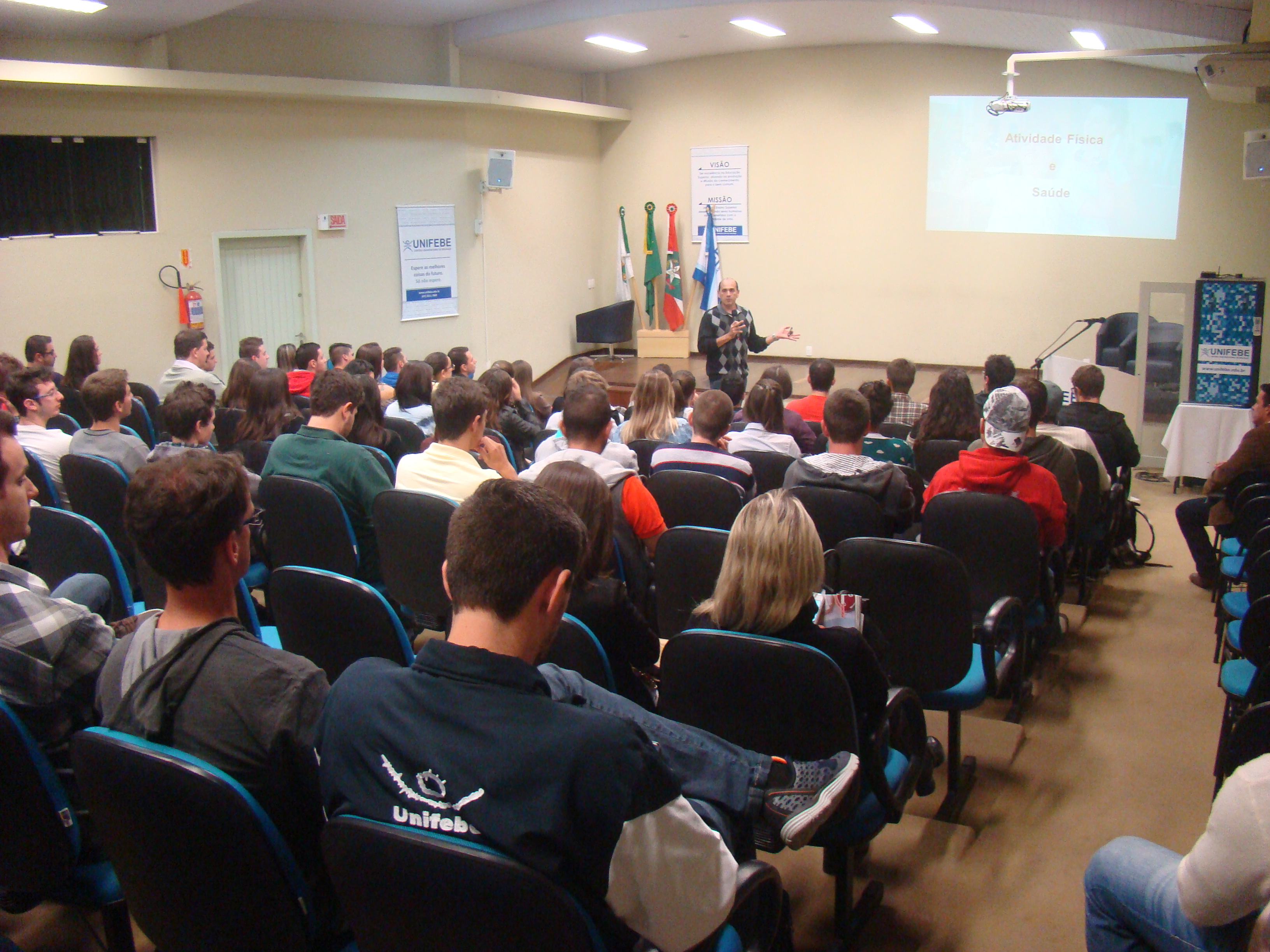 Curso de Educação Física recebe palestra com mestre na área