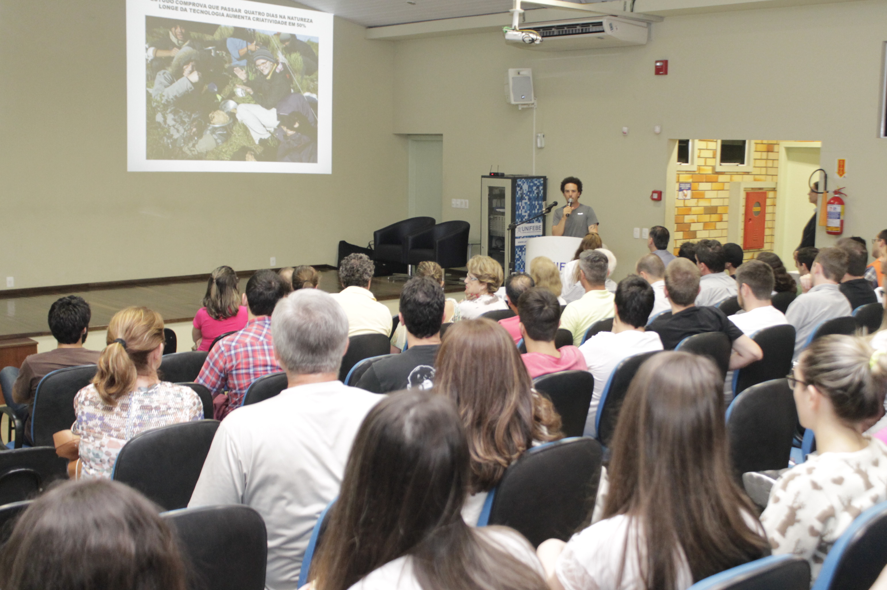 Profissional de aventura palestra sobre liderança e planejamento na UNIFEBE