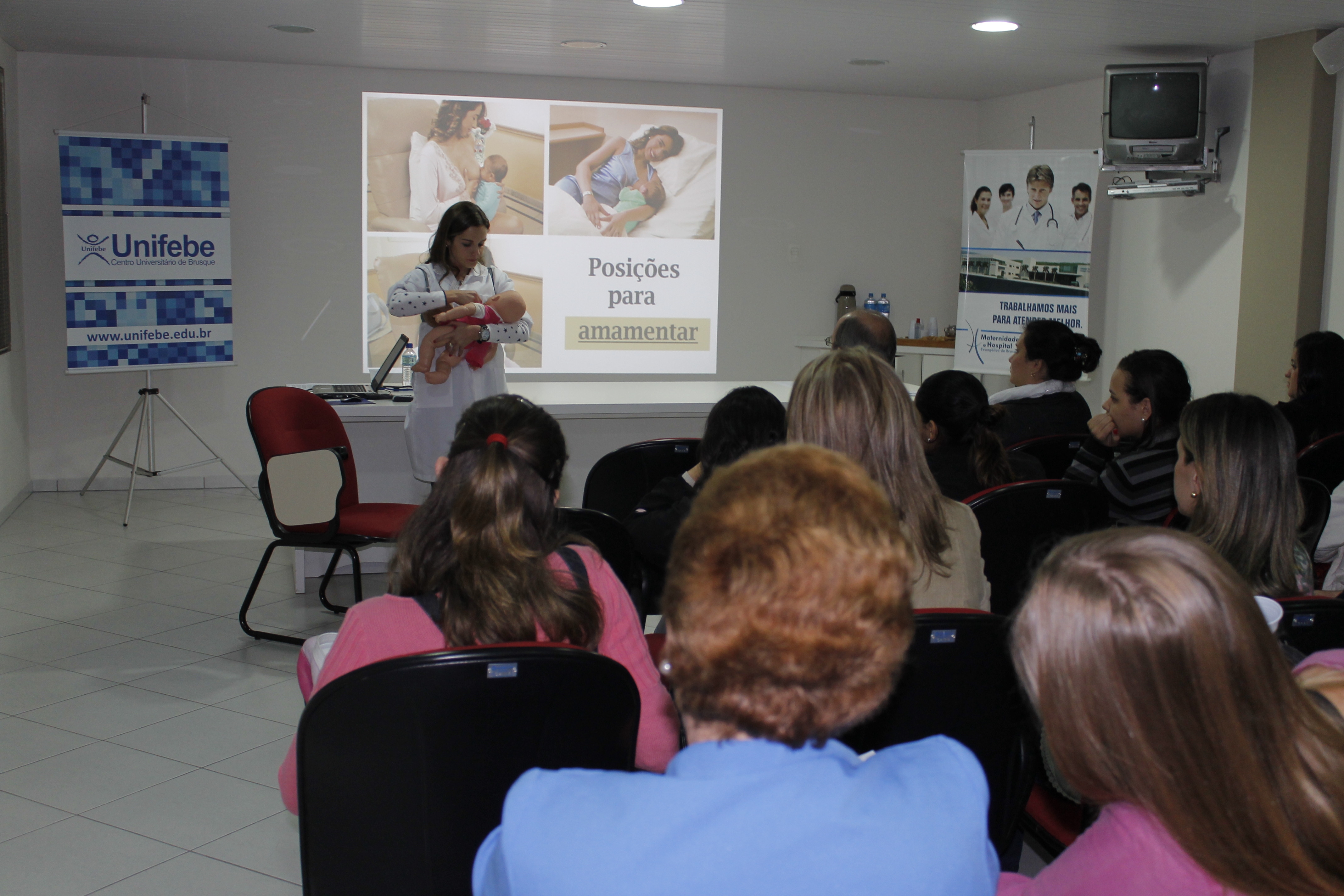 Palestra sobre primeiros cuidados com os bebês atrai público de Brusque e região