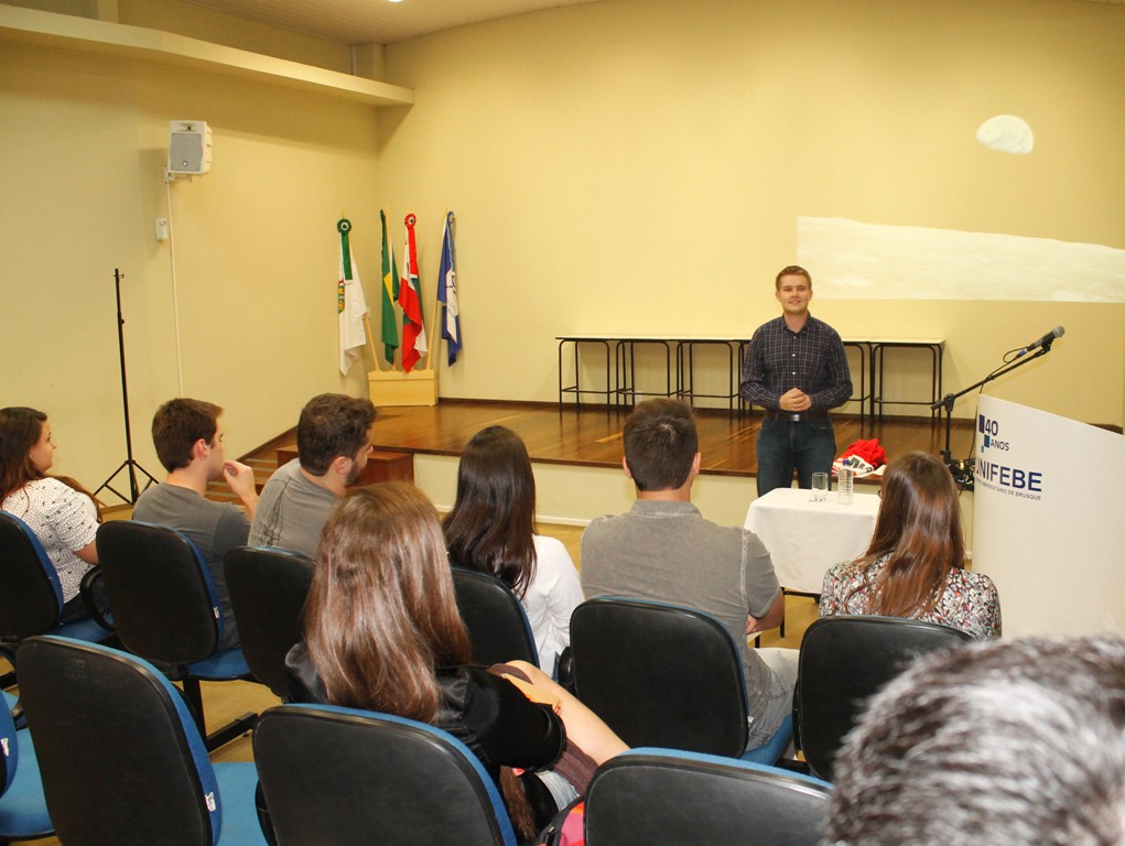 Palestra aborda tema intercâmbio gratuito no exterior