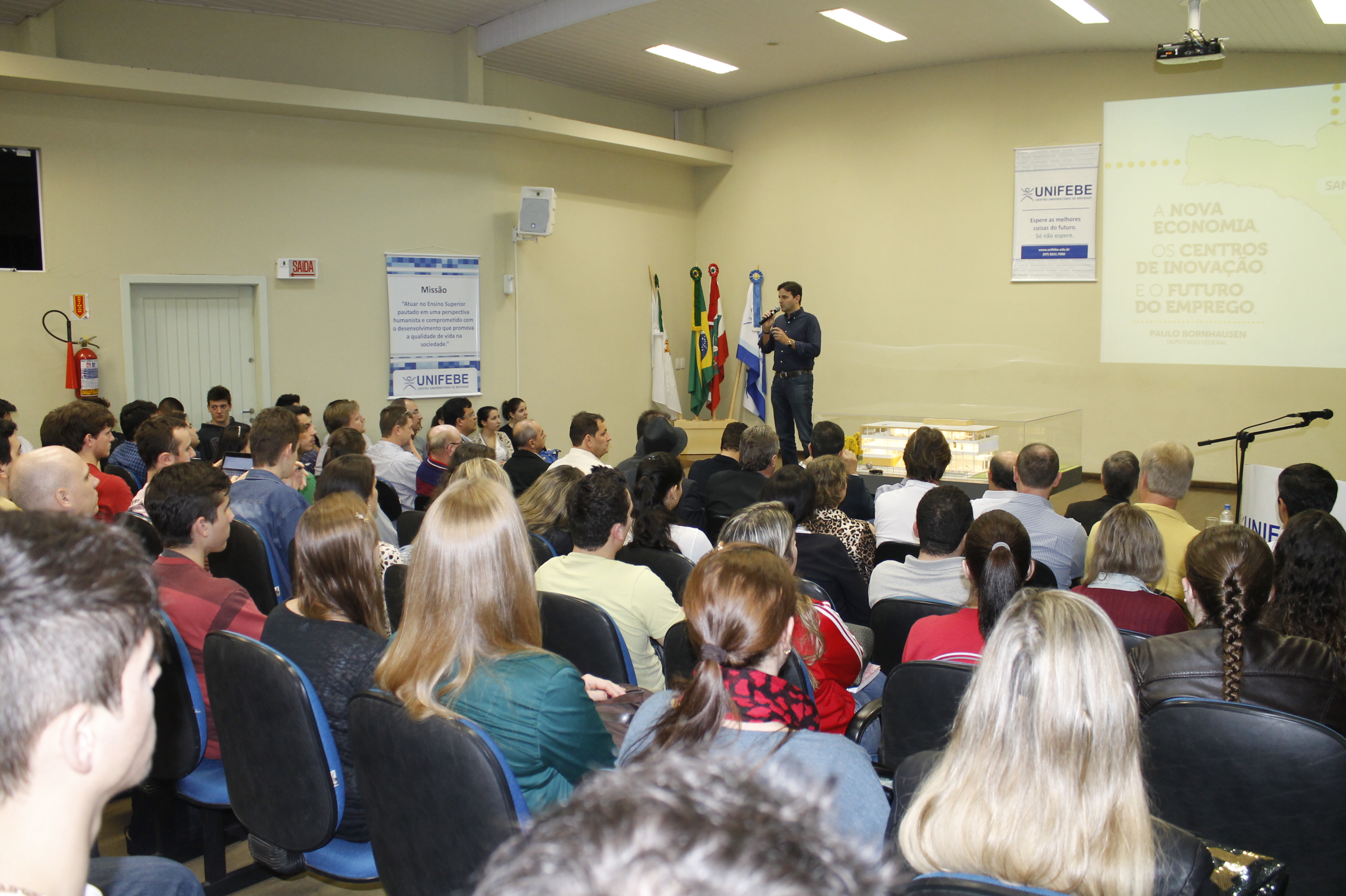 Público lota auditório da UNIFEBE para palestra de Paulo Bornhausen