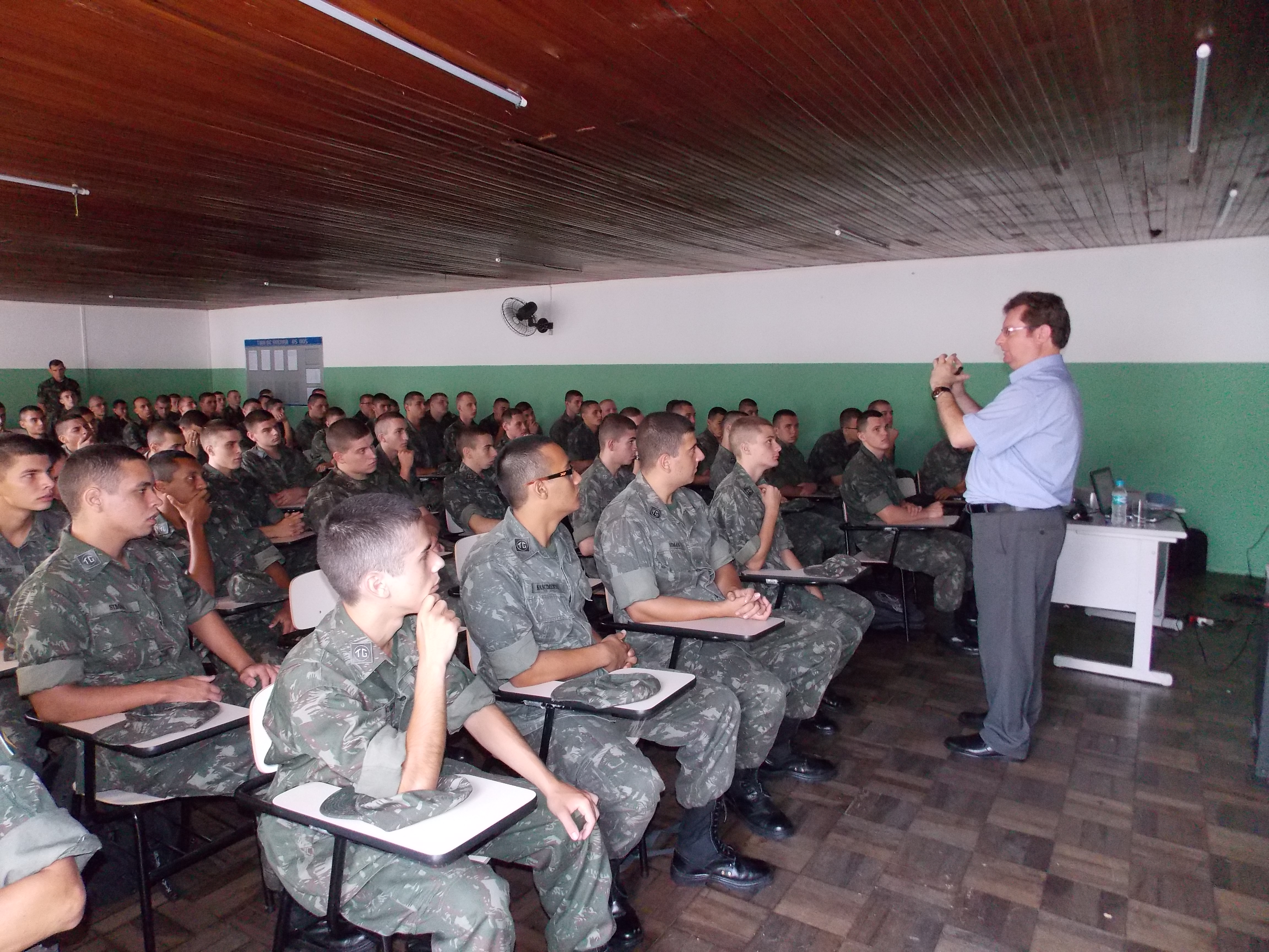 Professor de Direito participa de debate no Tiro de Guerra