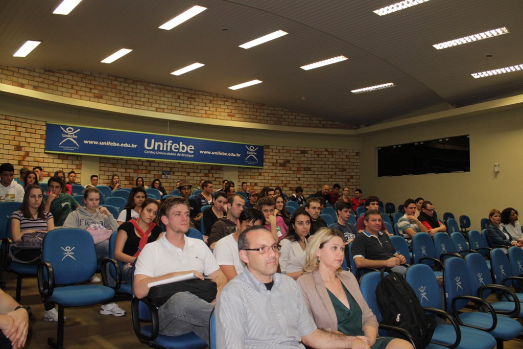 Curso de Educação Física promove palestra e lançamento de livros