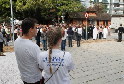 Centro Universitário de Brusque participa da Parada da Família