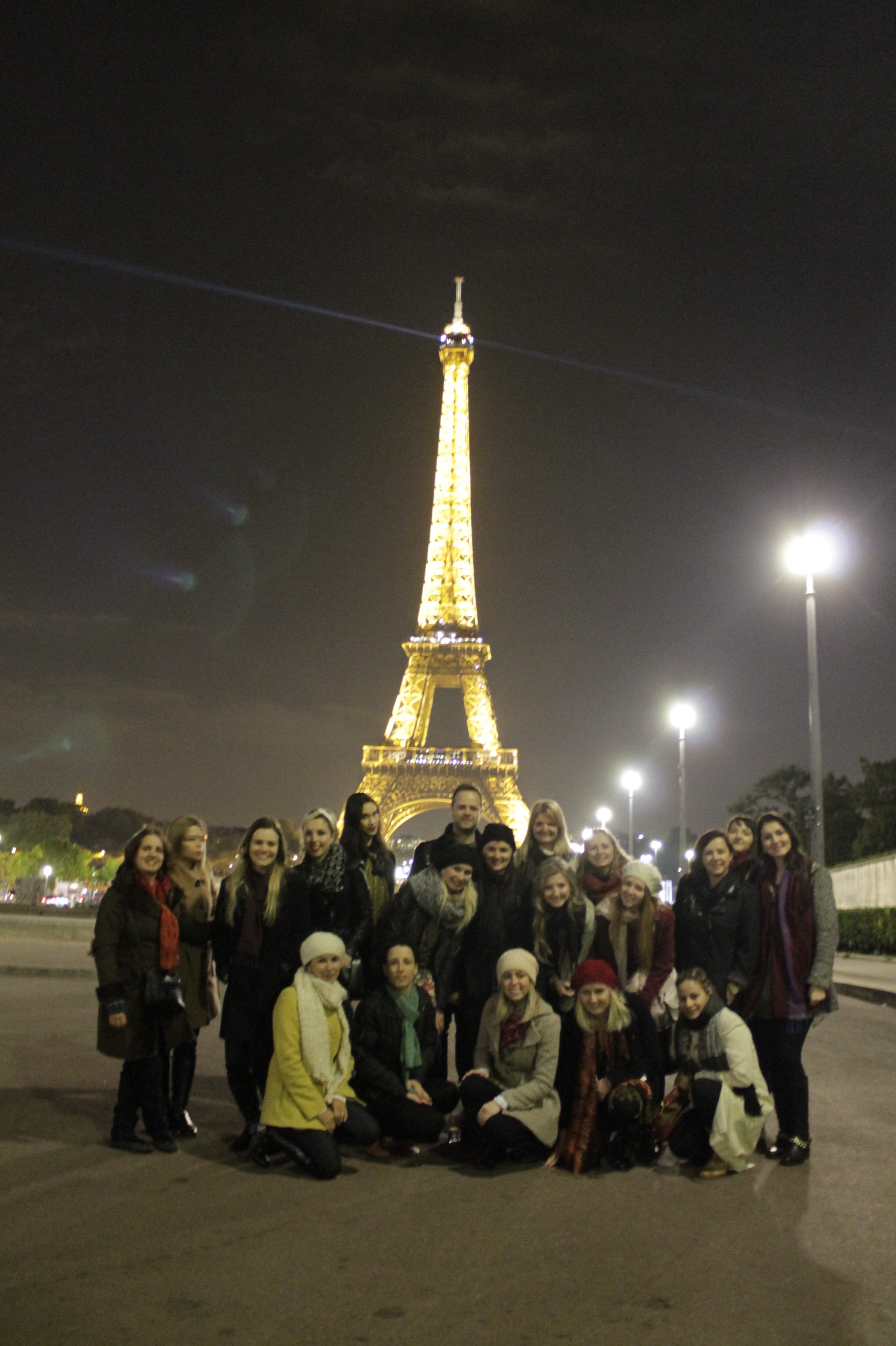 Grupo chega a Paris, visita torre e amanhã tem aula de tendência na ESMOD