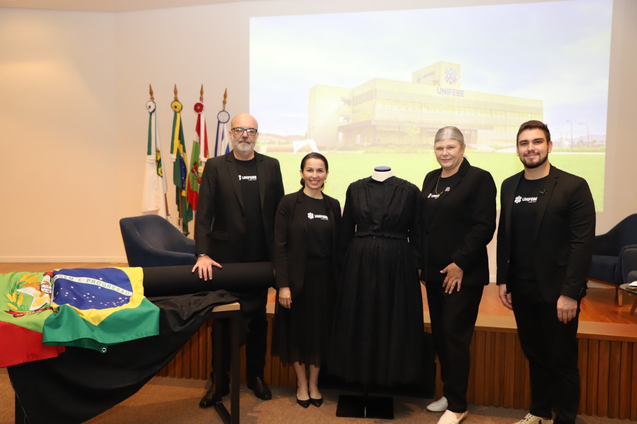 Pesquisadores da UNIFEBE apresentam reprodução de traje de Anita Garibaldi