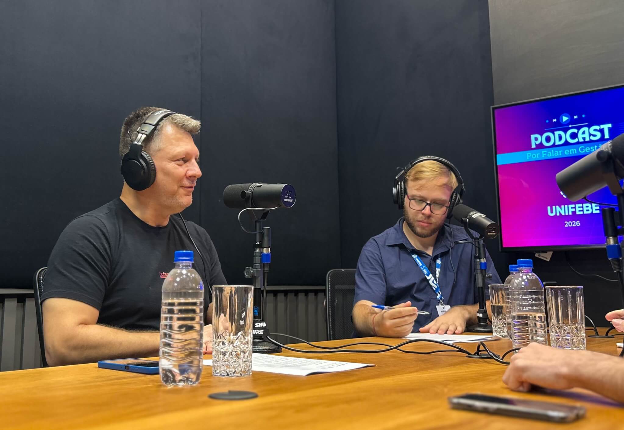 Podcast Por Falar em Gestão estreia no semestre 2026.2 com novo visual