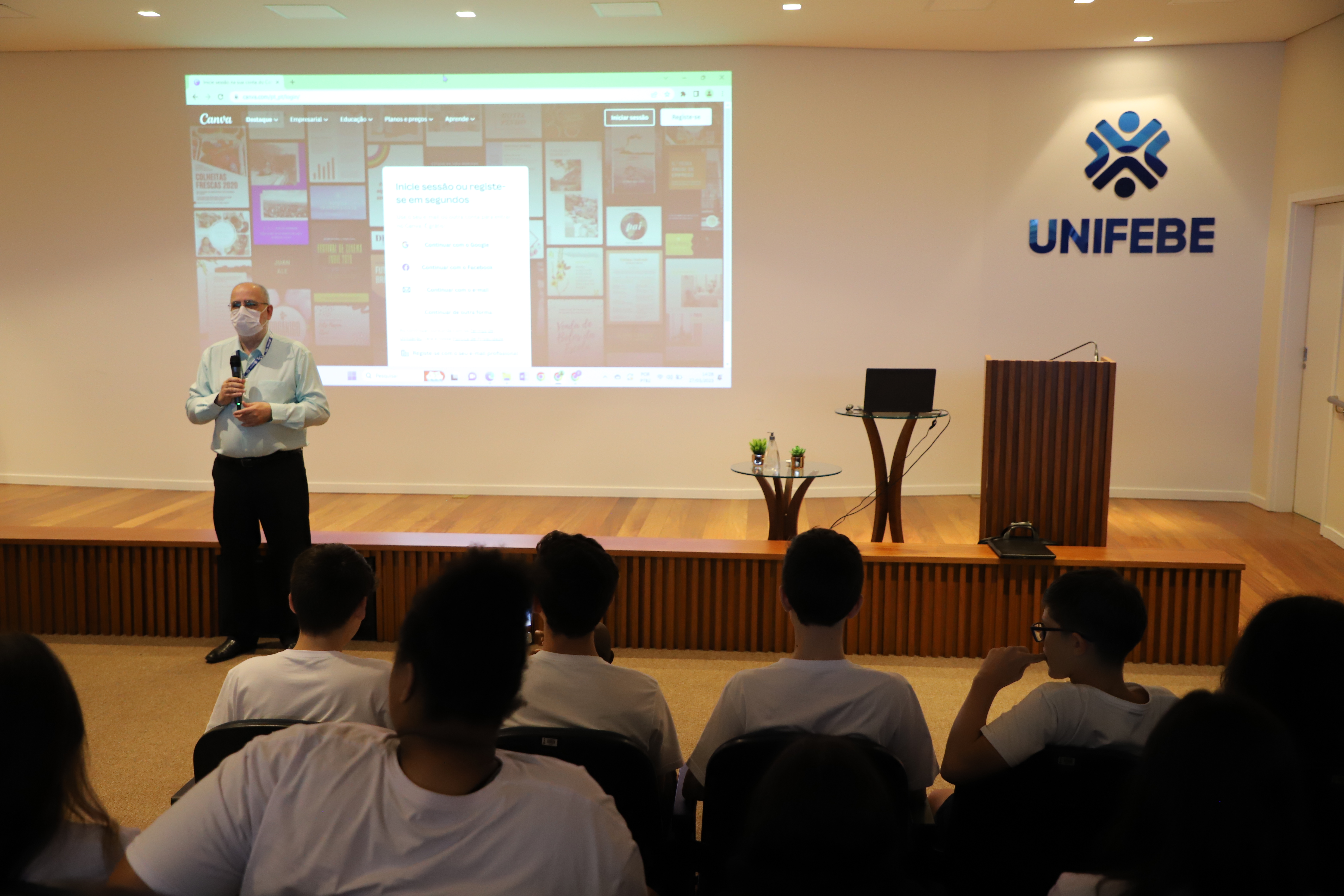 Presidente da Comissão de Direitos Humanos da UNIFEBE palestra a alunos do Colégio UNIFEBE