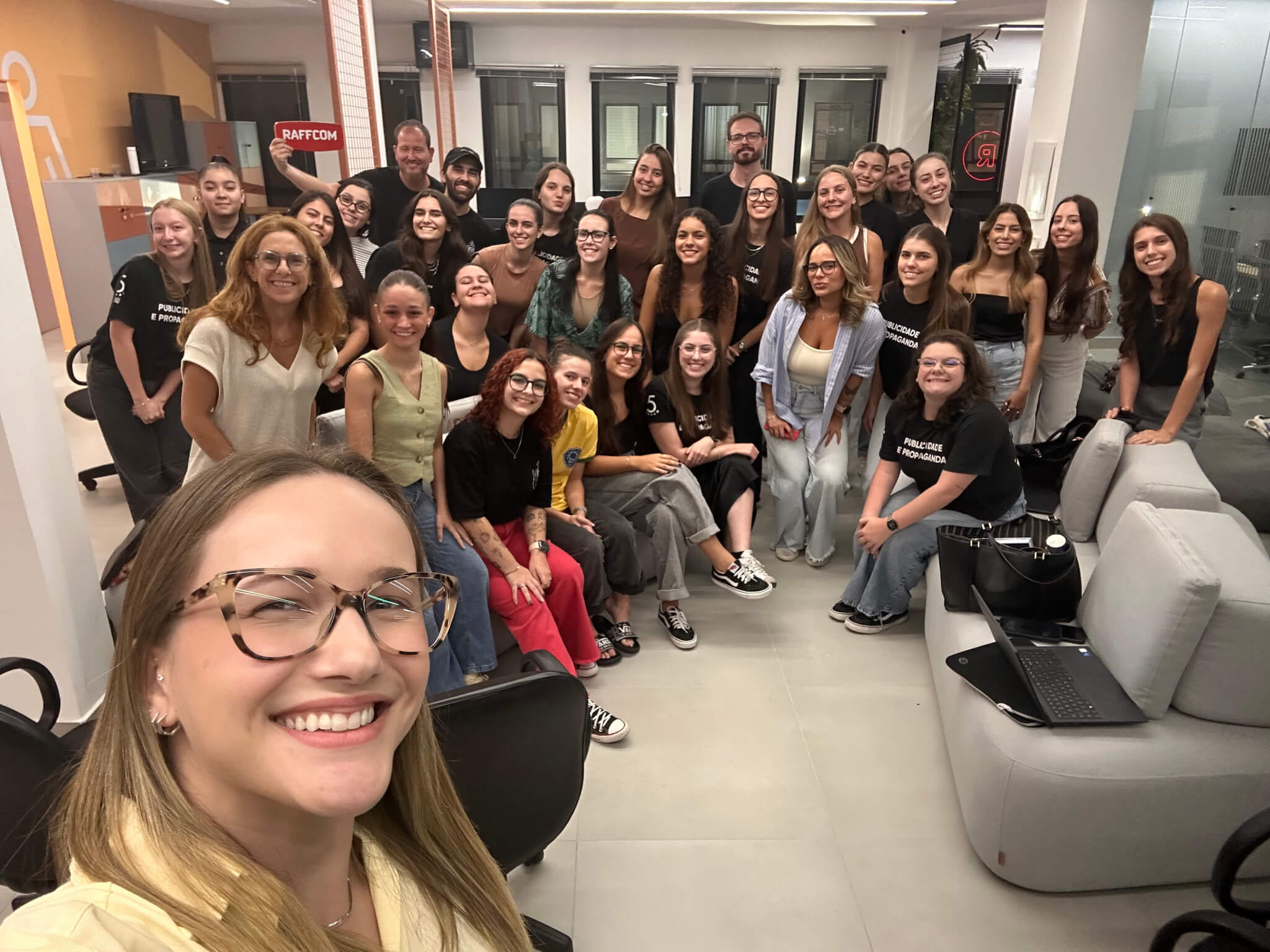 Quinta fase de Publicidade e Propaganda realiza visita técnica à agência Raffcom