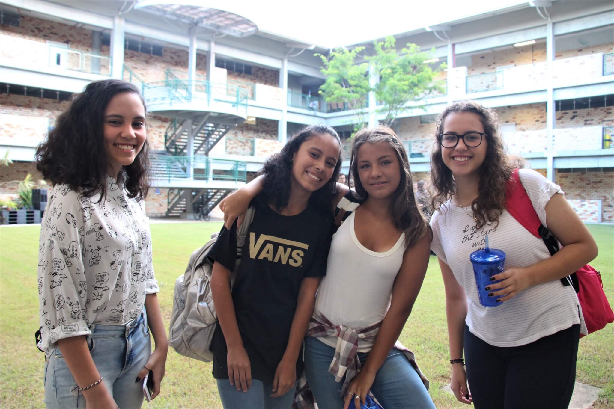 Anah Carolina Ribeiro ( à esquerda), Natali Borges Jacometto ( segunda da direita para a esquerda) e Amanda Javoski de Queirós ( à direita)