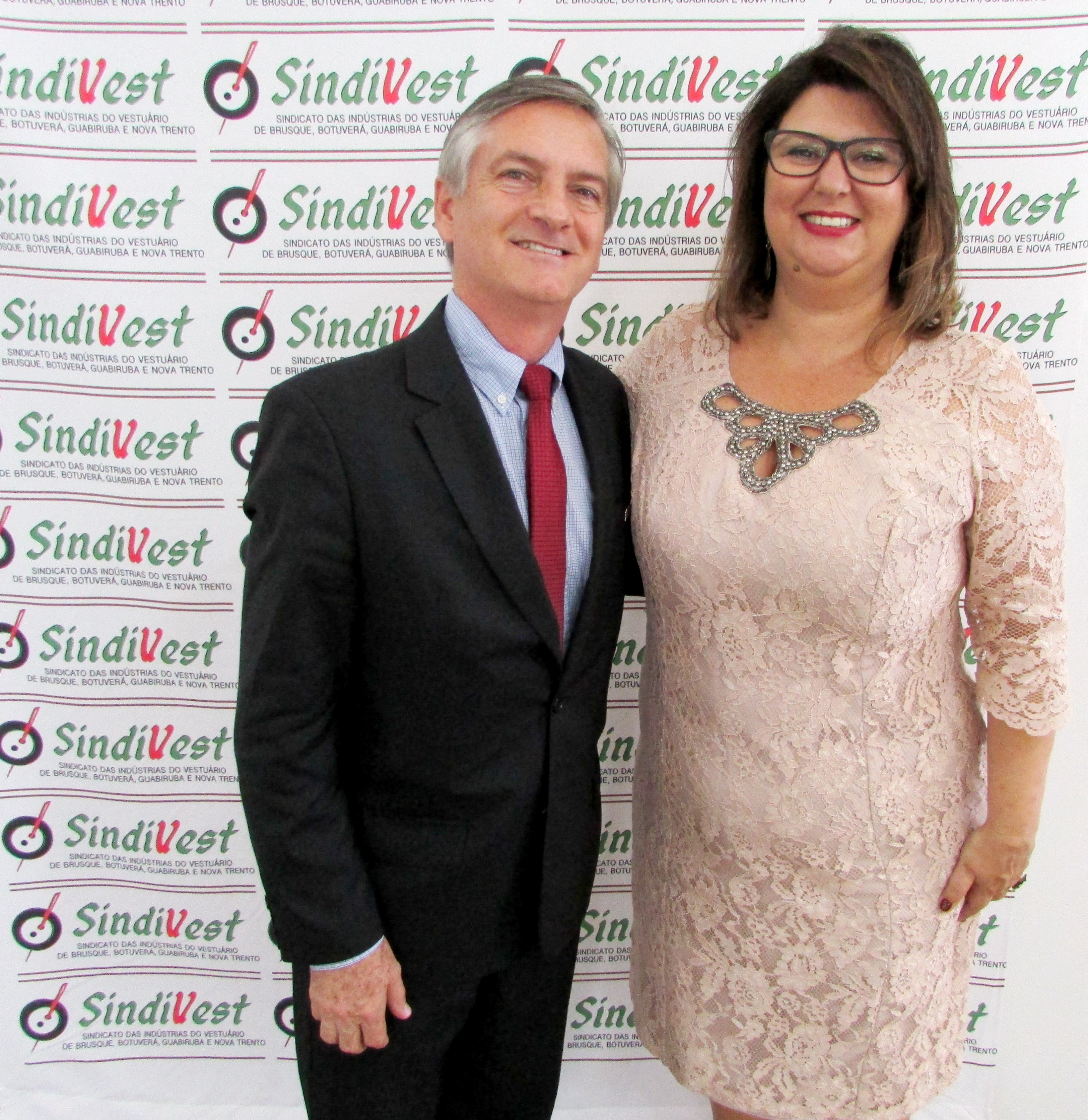 Reitor da UNIFEBE prestigia posse da nova diretoria do Sindivest