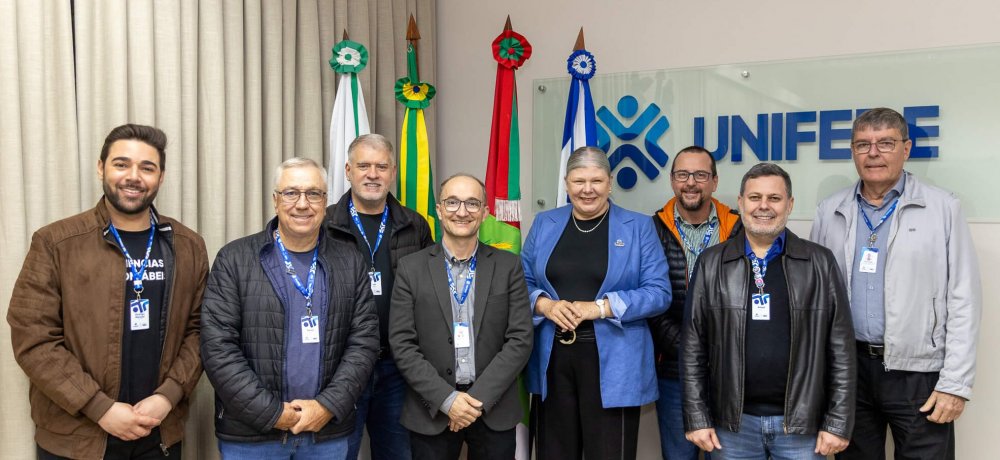 Reitoria e professores de Ciências Contábeis da UNIFEBE se reúnem após premiação