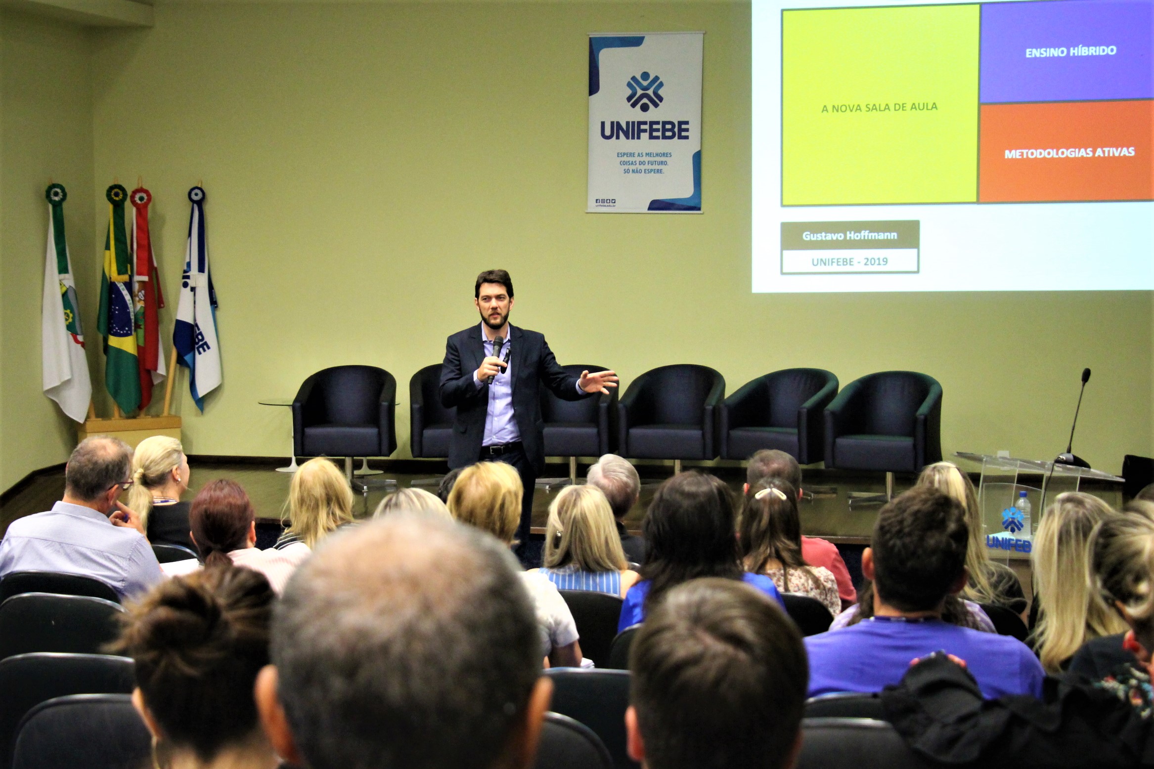 Renomado profissional palestra sobre modelos educacionais na UNIFEBE