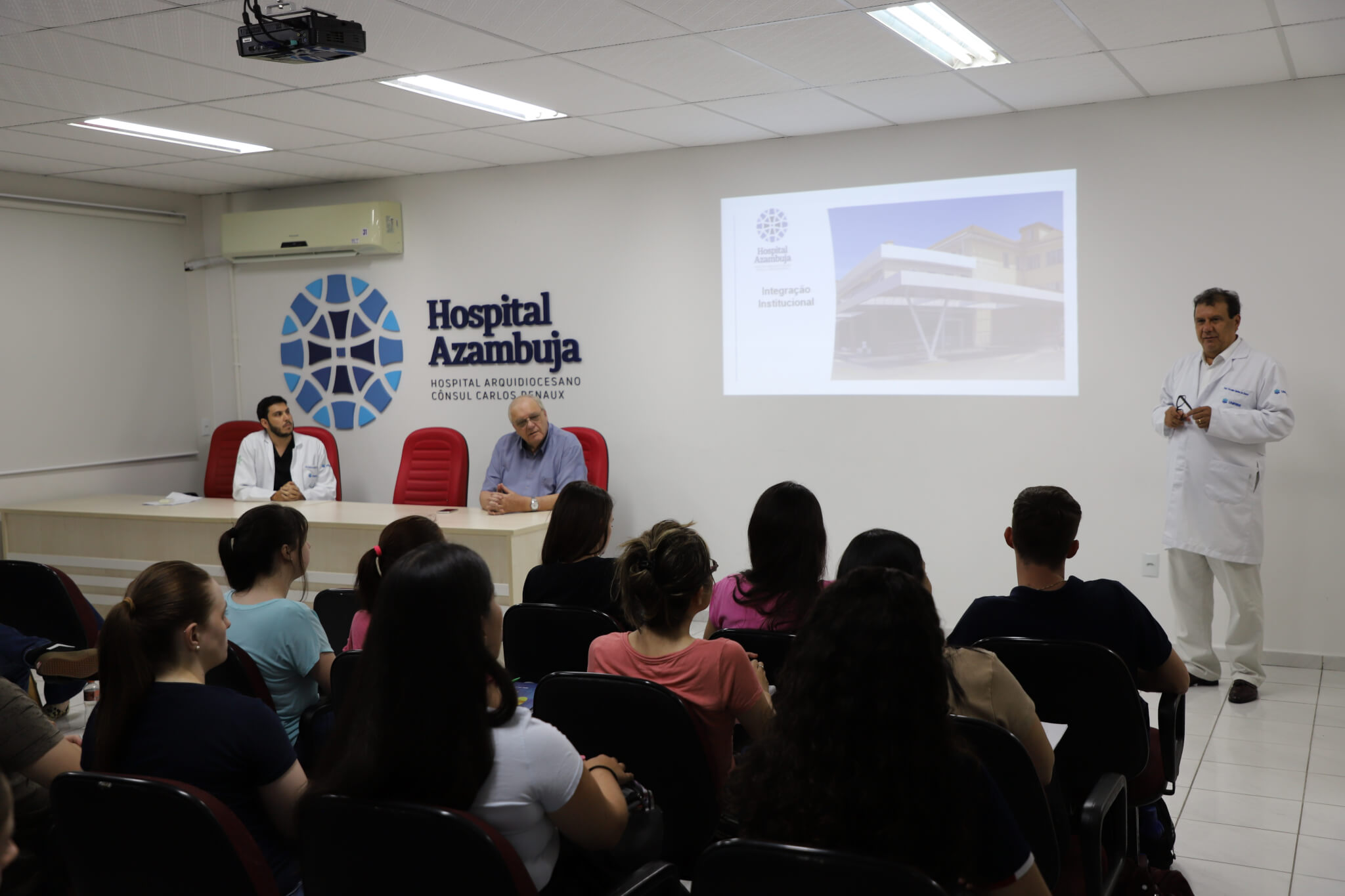 Reunião no Hospital Azambuja marca o primeiro dia de internato médico do curso de Medicina