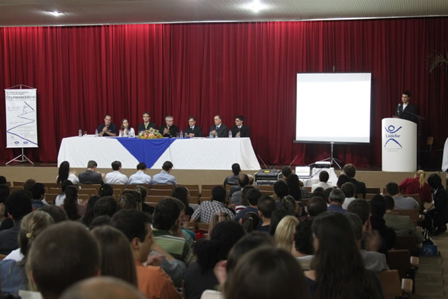 Acadêmicos e comunidade debatem internacionalização na economia