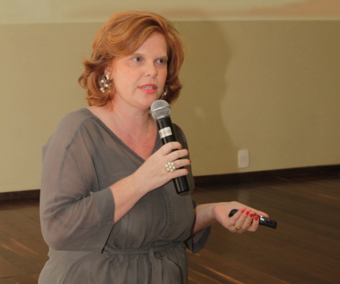 Professora da Unifebe apresenta trabalho em congresso na capital