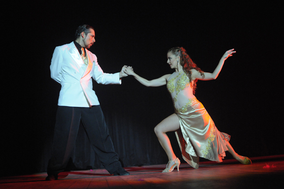 Domingo de espetáculo de tango no Anfiteatro da Unifebe