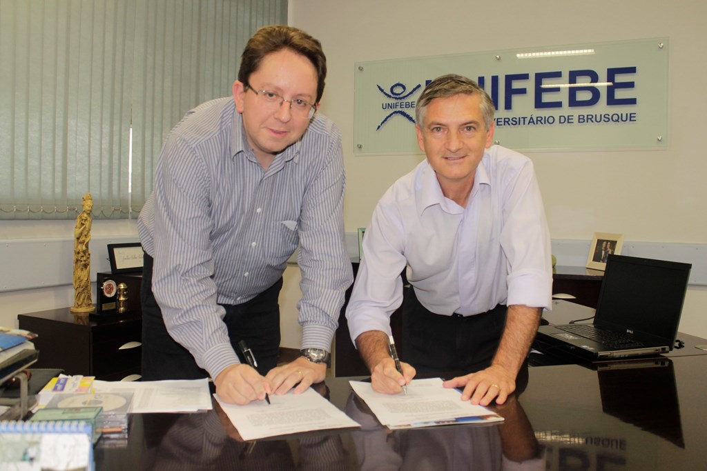 Reitor da UNIFEBE participa de viagem da Acafe e vice assume o cargo