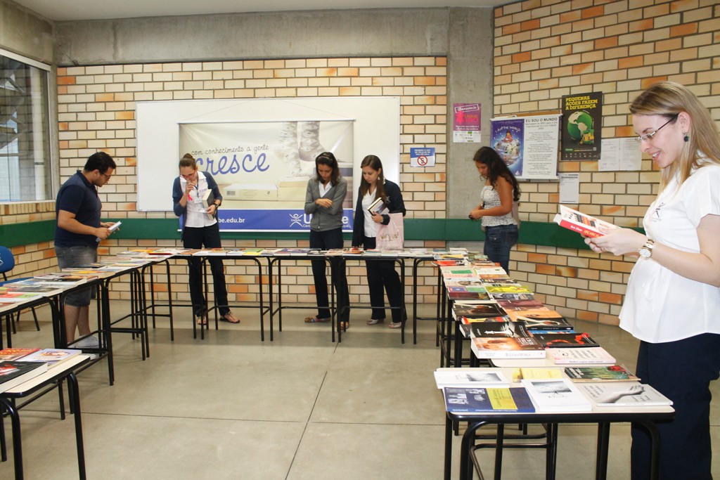 Dia Nacional do Livro é comemorado com troca de livro na UNIFEBE