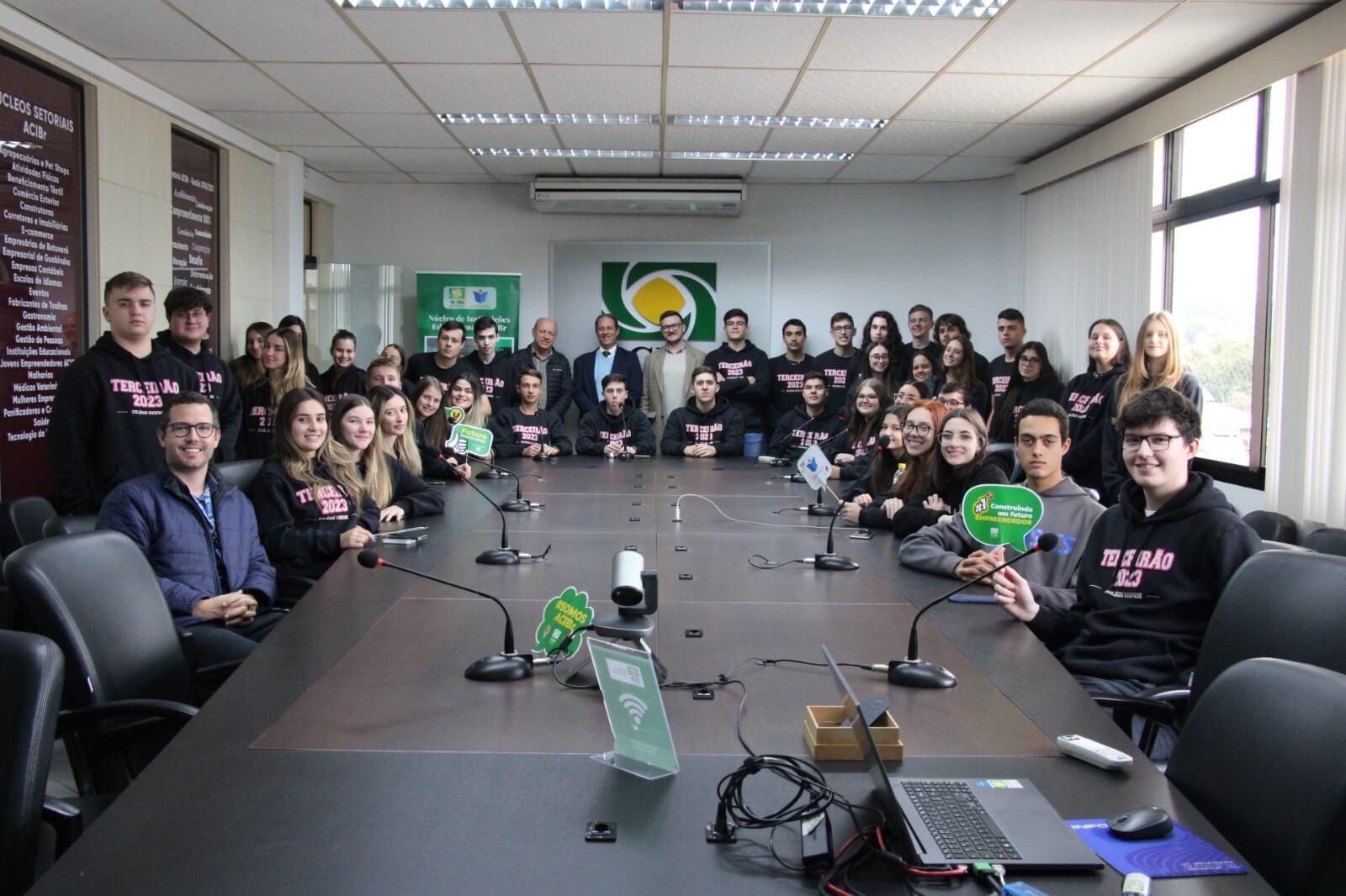 Turmas do Terceirão do Colégio UNIFEBE conhecem estrutura da ACIBr durante visita