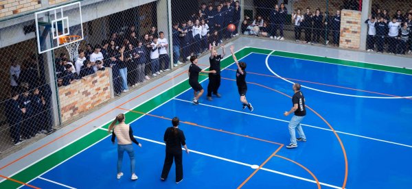 A nova quadra poliesportiva, no pátio do Colégio UNIFEBE