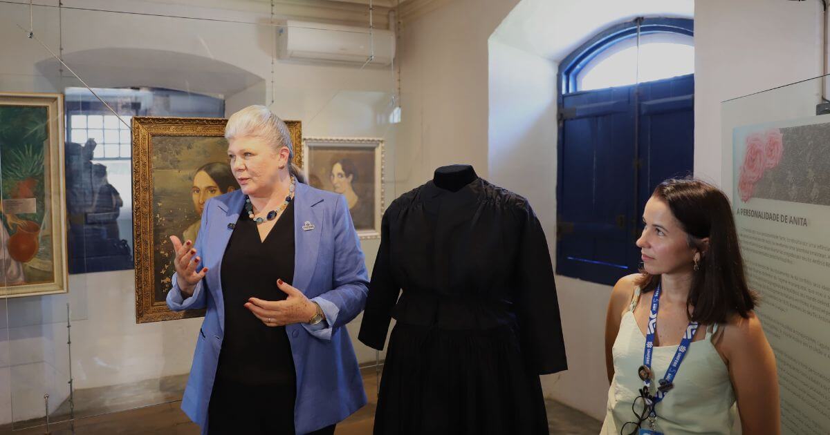 UNIFEBE entrega reprodução de traje de Anita Garibaldi a museu em Laguna