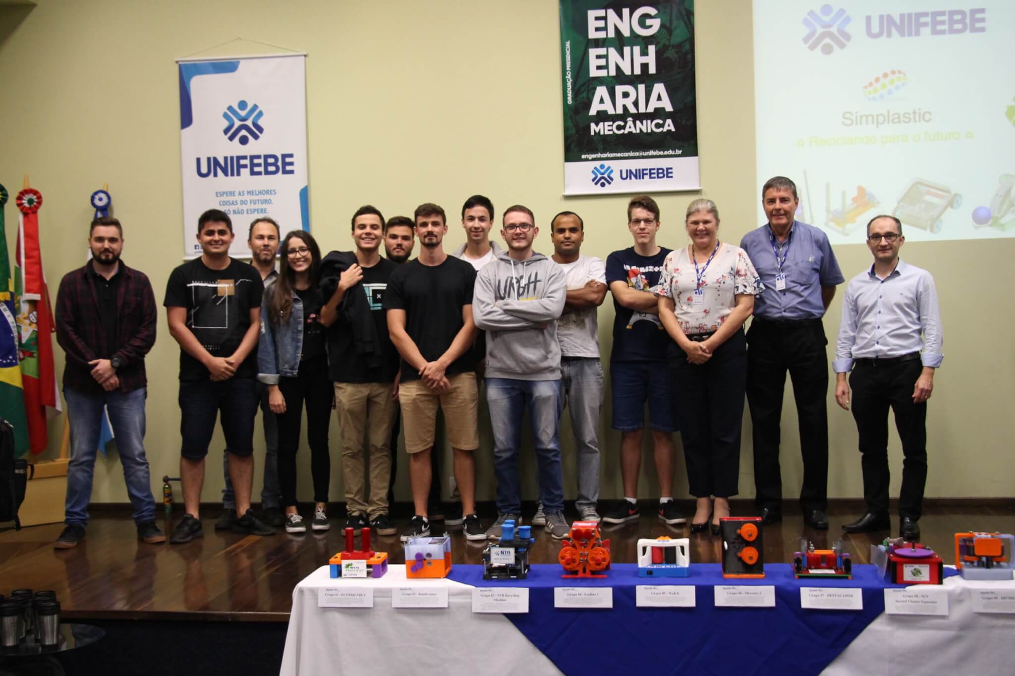 Equipe vencedora do Hands-on 2019. Na foto, Luís está ao lado da Reitora, professora Rosemari Glatz.