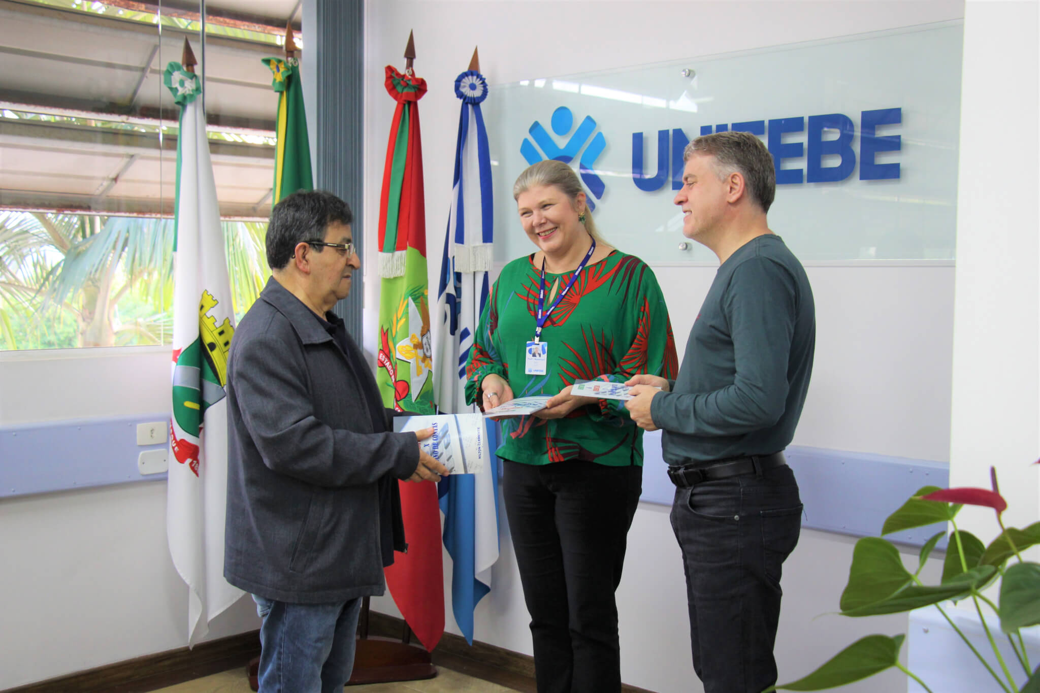 UNIFEBE recebe exemplares do livro Debitar e Creditar X Plano de Contas