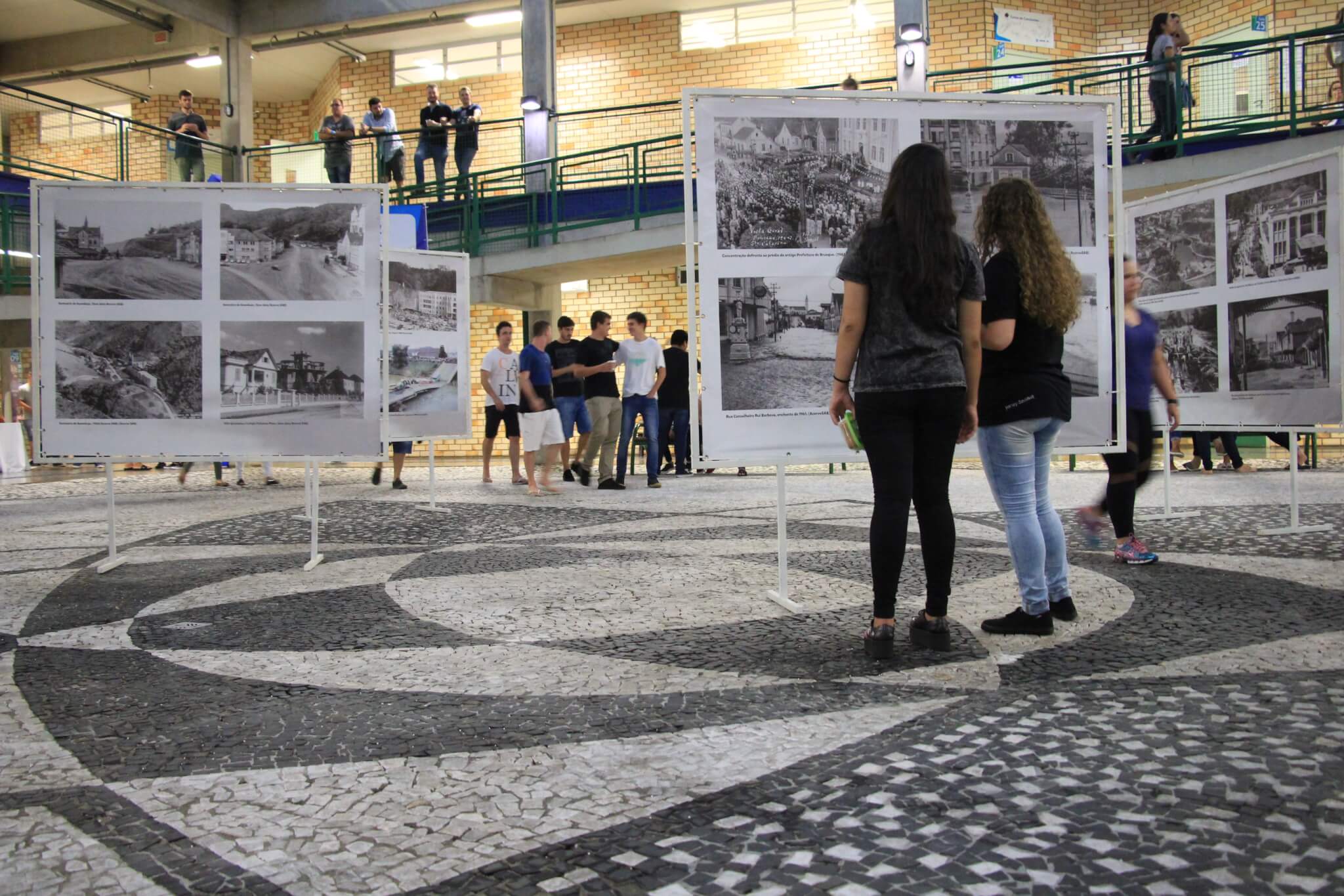 UNIFEBE recebe exposição fotográfica de imagens antigas de Brusque