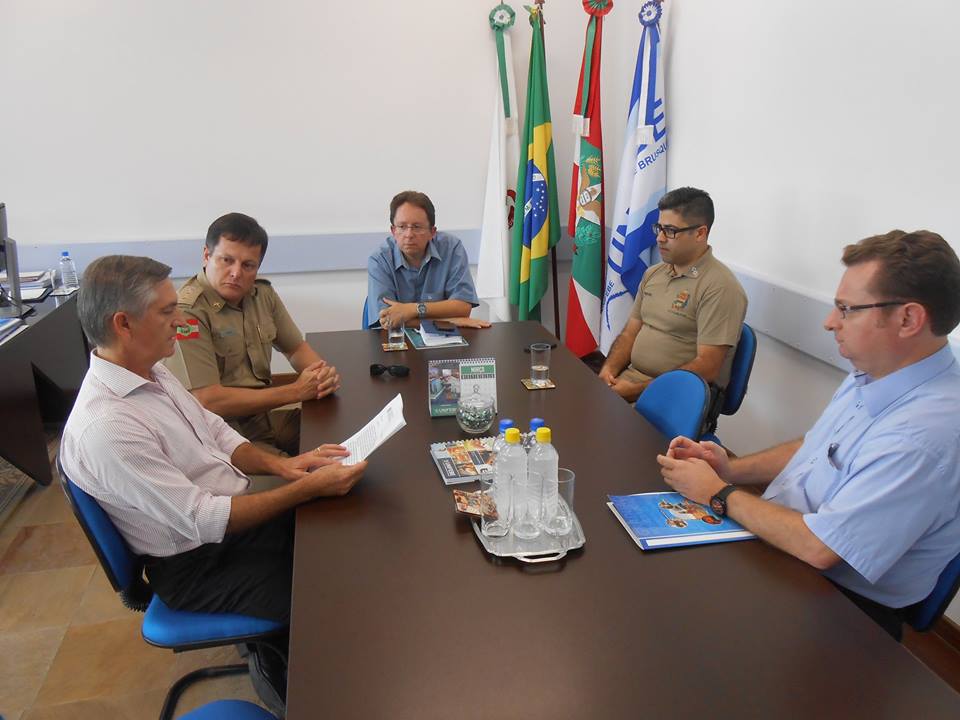 Comandante do 18º BPM visita reitor da UNIFEBE