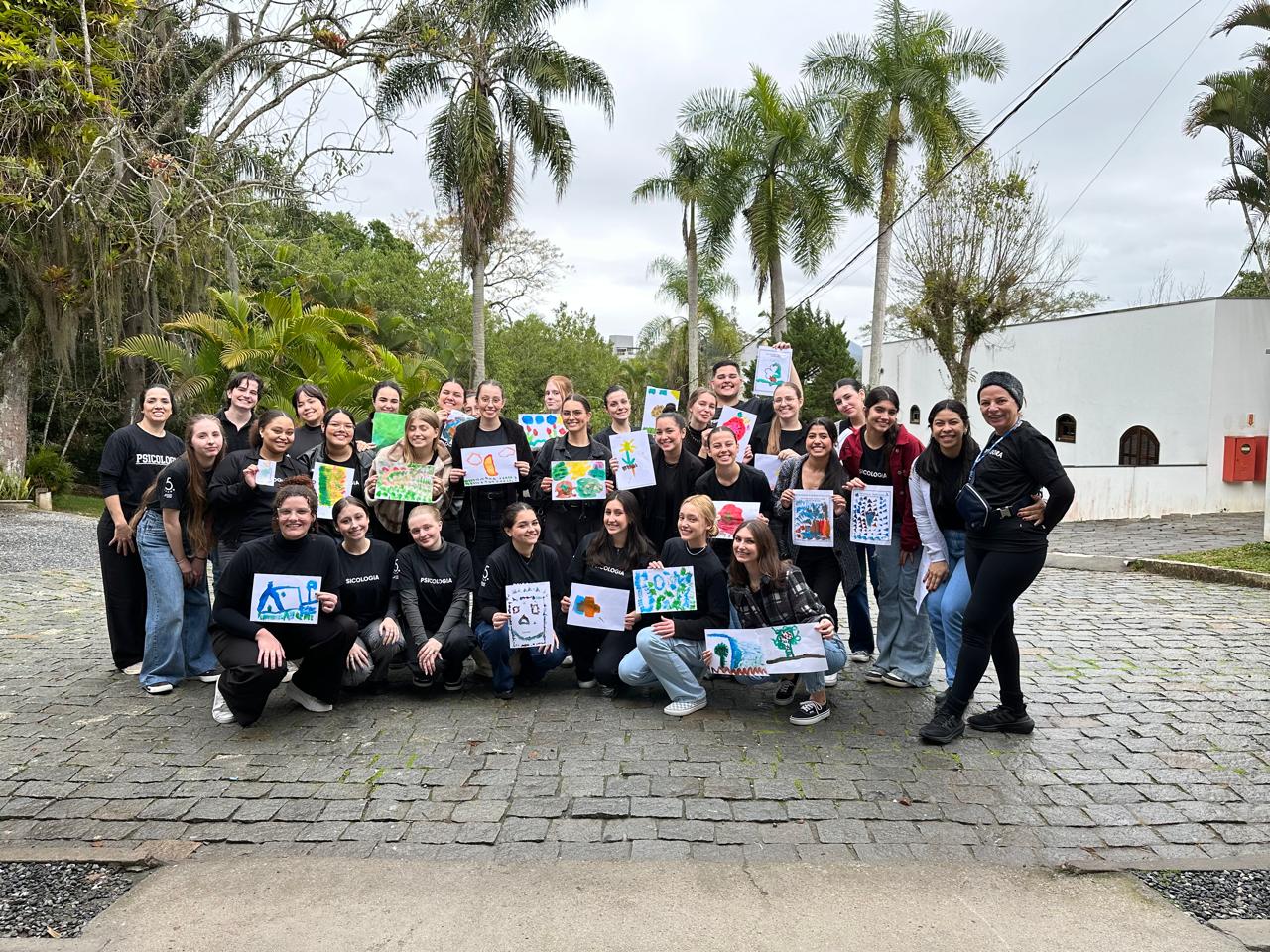 Turma do curso de Psicologia realiza visita técnica à clínica brusquense
