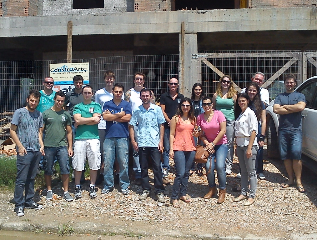 Acadêmicos de Engenharia Civil visitam canteiro de obra