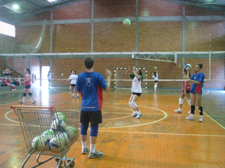Equipe de vôlei disputa campeonato em Florianópolis