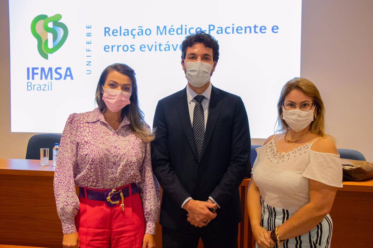 Acadêmicos de Medicina participam de palestra sobre relação médico-paciente