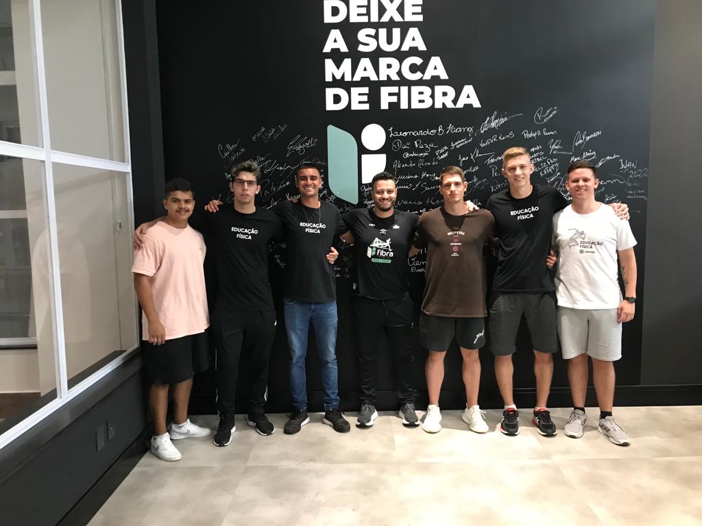 Acadêmicos de Educação Física visitam a Fibra Fisio